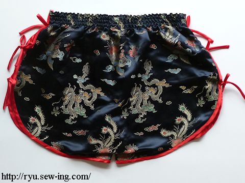 赤い縁取りが印象的