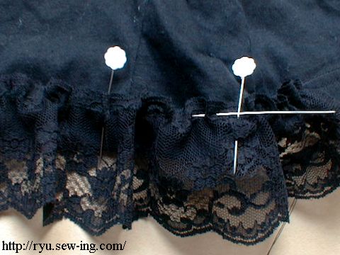 レースを縫いつける