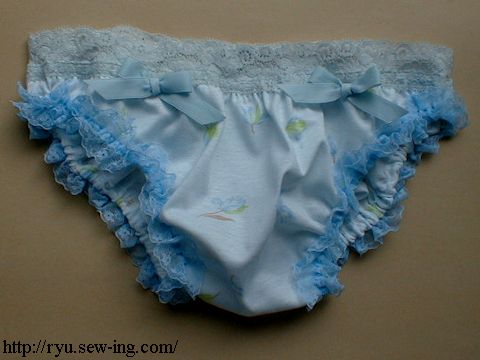 ライトブルーのビキニ