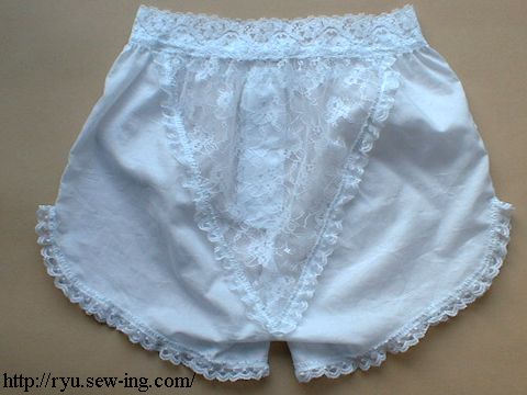 バックは三角レース