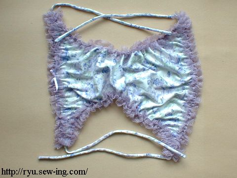 全体にレースの縁取り