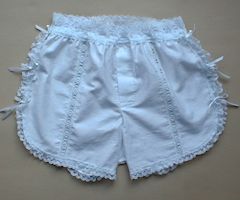 脇に深いスリット